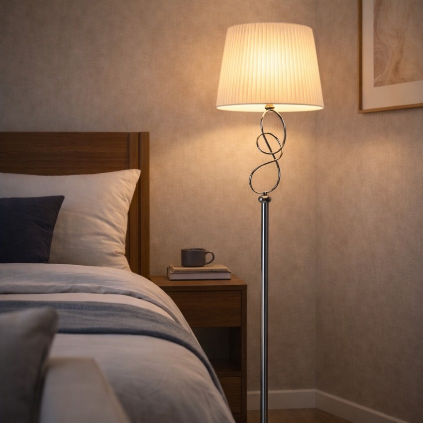 φωτιστικό δαπέδου νίκελ με πλισέ αμπαζούρ και καμπύλο μεταλλικό σχεδιασμό