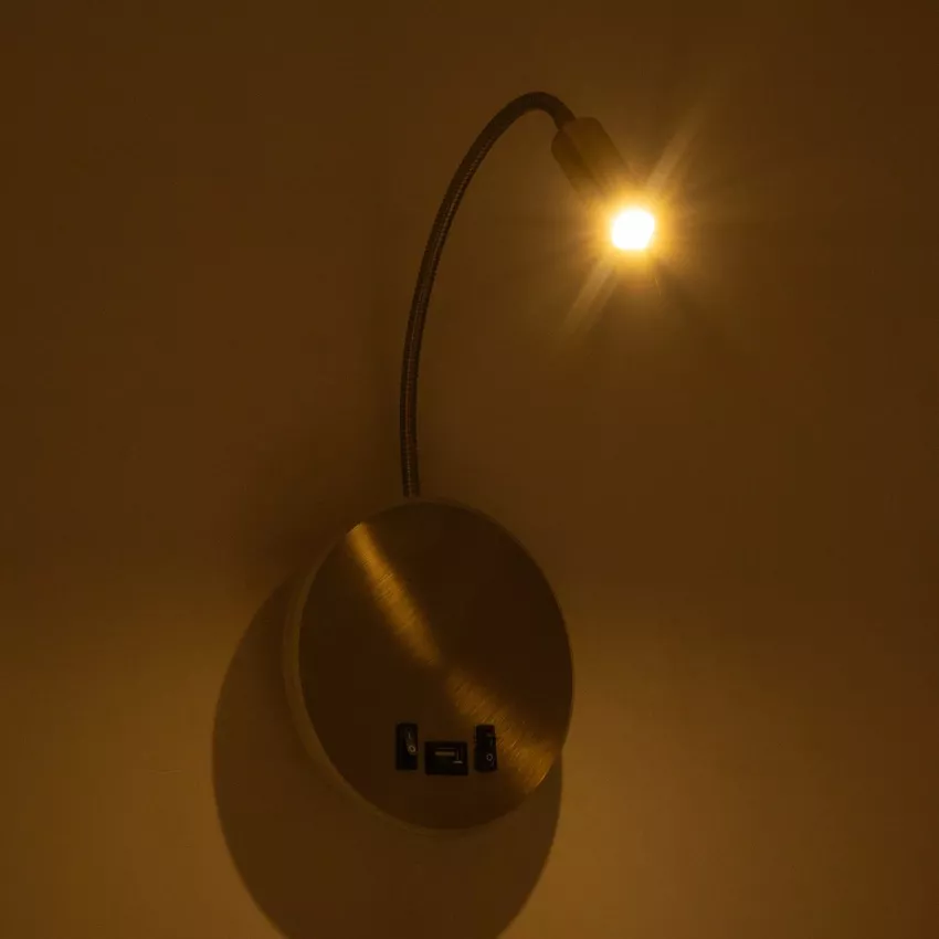 GLOBOSTAR® GOOSE  Μοντέρνο Φωτιστικό Τοίχου - Απλίκα Ξενοδοχείου Reading Light με Φορτιστή USB 3A LED 6W 540lm 36° & 360° AC 220-240V IP20 Θερμό Λευκό 2700K - CREE XPE & Lumileds SMD Chip - Χρυσό Βούρτσας - Μ15.5 x Π15 x Υ30.5cm