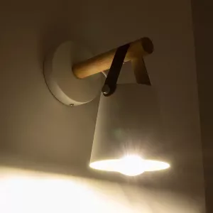 AMY  Μοντέρνο Επιτοίχιο Φωτιστικό Απλίκα Μονόφωτο 1 x E27 IP20 Λευκό Μέταλλο, Μπεζ Ξύλο με Πορτοκαλί Δέρμα - Μ19 x Π13 x Y14cm