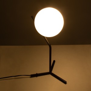 ELFIS  Μοντέρνο Επιτραπέζιο Φωτιστικό Πορτατίφ Μονόφωτο 1 x E27 Λευκή Γυάλινη Μπάλα με Μεταλλικό Μαύρο Σώμα Φ15 x Υ41cm